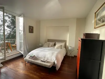 Un ou plusieurs lits dans un hébergement de l'établissement CHÂTEAU SPA ART DÉCO en B&B Master Suite ET-OU GîTE Tout Confort Indépendant-PARC 3Ha- PISCINE Extérieure Chauffée en Saison-Ping Pong-Aire Enfants-Parc Naturel du VEXIN-GIVERNY-OPTIONS-SAUNA-JACUZZI-HAMMAM-Massage-Coaching-FITNESS-Yoga-DÎNER-BILLARD