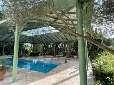 Piscine de l'établissement CHÂTEAU SPA ART DÉCO en B&B Master Suite ET-OU GîTE Tout Confort Indépendant-PARC 3Ha- PISCINE Extérieure Chauffée en Saison-Ping Pong-Aire Enfants-Parc Naturel du VEXIN-GIVERNY-OPTIONS-SAUNA-JACUZZI-HAMMAM-Massage-Coaching-FITNESS-Yoga-DÎNER-BILLARD ou située à proximité