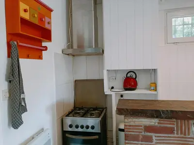 Cuisine ou kitchenette dans l'établissement Charmant appartement indépendant, 5 mn de Rouen, avec terrasse, refait à neuf