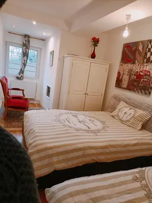 Un ou plusieurs lits dans un hébergement de l'établissement Charmant appartement indépendant, 5 mn de Rouen, avec terrasse, refait à neuf