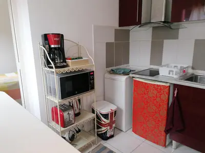 Cuisine ou kitchenette dans l'établissement Charmante Maisonnette indépendante avec parking 5 mn Rouen