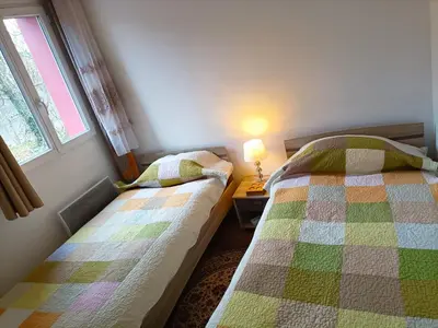 Un ou plusieurs lits dans un hébergement de l'établissement Charmante Maisonnette indépendante avec parking 5 mn Rouen
