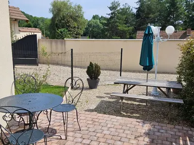 Terrasse ou espace extérieur de l'établissement Maison charmante près des jardins de Monet avec jardin clôturé.