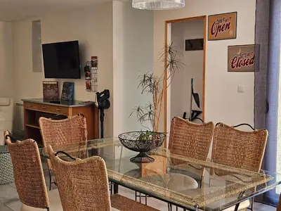 Télévision ou salle de divertissement dans l'établissement Maison charmante près des jardins de Monet avec jardin clôturé.