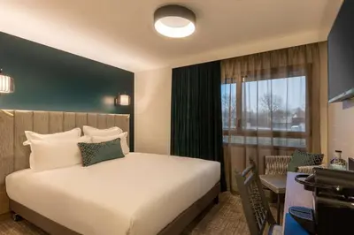 Un ou plusieurs lits dans un hébergement de l'établissement Best Western Plus Le Conquerant Rouen Nord