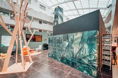 Télévision ou salle de divertissement dans l'établissement COWOOL Cergy