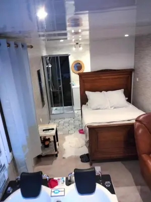 Un ou plusieurs lits dans un hébergement de l'établissement Chambre meublée indépendante, jacuzzi dans la chambre à 60110 Amblainville près de Paris
