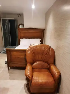 Coin salon dans l'établissement Chambre meublée indépendante, jacuzzi dans la chambre à 60110 Amblainville près de Paris