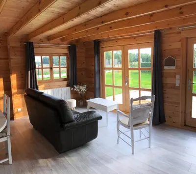 Coin salon dans l'établissement Le Chalet Caux-Marin