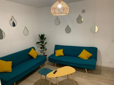 Coin salon dans l'établissement L EFFET MER 70M2 avec 2 chambres doubles avec Parking 1 voiture GRATUIT, NETFLIX disponible, Lits faits à l arrivé Serviettes de toilettes fournies