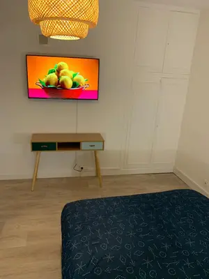 Télévision ou salle de divertissement dans l'établissement L EFFET MER 70M2 avec 2 chambres doubles avec Parking 1 voiture GRATUIT, NETFLIX disponible, Lits faits à l arrivé Serviettes de toilettes fournies