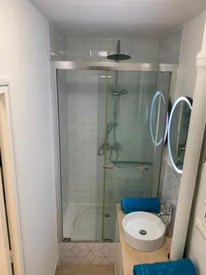 Salle de bains dans l'établissement L EFFET MER 70M2 avec 2 chambres doubles avec Parking 1 voiture GRATUIT, NETFLIX disponible, Lits faits à l arrivé Serviettes de toilettes fournies