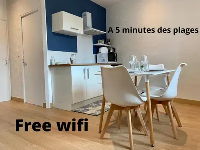 Cuisine ou kitchenette dans l'établissement Nid douillet à 5 minutes des plages