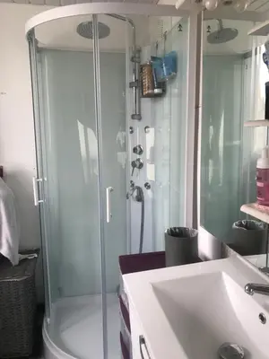 Salle de bains dans l'établissement Chambre julia lits séparés