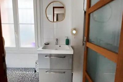 Salle de bains dans l'établissement DIEPPE au coeur du cville-Calme avec balcon