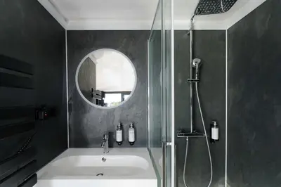 Salle de bains dans l'établissement L'Escale Royale Saint-Martin-la-Garenne Port Ilon - Seine - Giverny