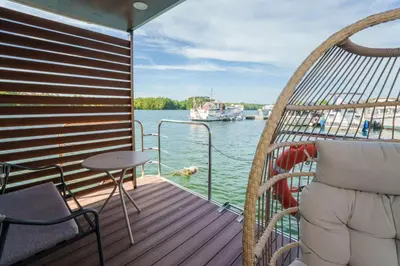 Vue sur la rivière ou le fleuve situé(e) à proximité de le bateau