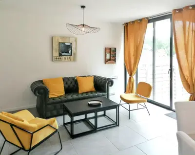 Coin salon dans l'établissement Maison de charme à Sainte-Geneviève-lès-Gasny avec jardin paisible
