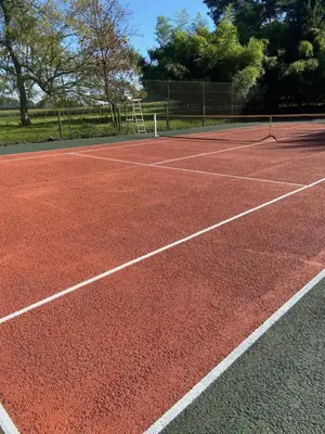 Tennis ou squash au sein de le séjour chez l'habitant ou à proximité