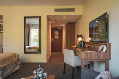 Télévision ou salle de divertissement dans l'établissement Le Forges Hotel