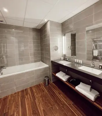 Salle de bains dans l'établissement Le Forges Hotel