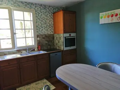 Cuisine ou kitchenette dans l'établissement Maison calme avec jardin, Petit-Caux