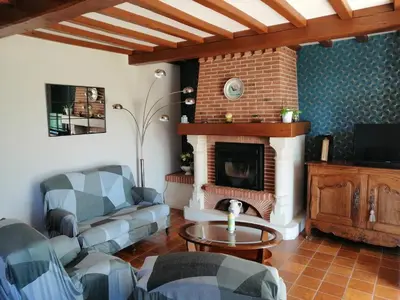 Télévision ou salle de divertissement dans l'établissement Maison calme avec jardin, Petit-Caux