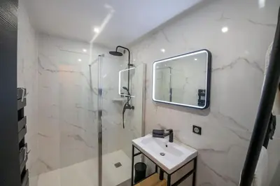 Salle de bains dans l'établissement La Suite de Chantilly - Appartement de 80m2 avec Jacuzzi privé !