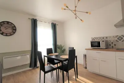 Cuisine ou kitchenette dans l'établissement Les Nuits Bonneuilloises Le Henson