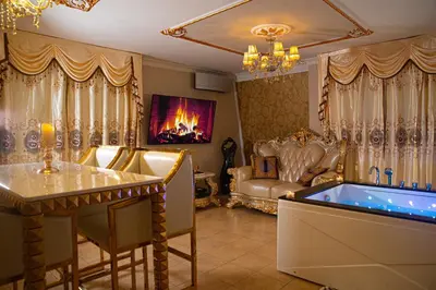 Télévision ou salle de divertissement dans l'établissement Le Petit Versailles