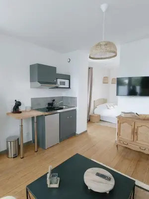 Cuisine ou kitchenette dans l'établissement LES JARDINS avec terrasse
