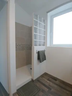 Salle de bains dans l'établissement LES GRENOUILLES