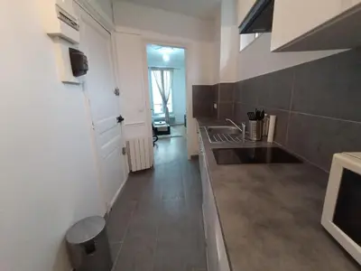 Cuisine ou kitchenette dans l'établissement Beautiful appartement, 20 min to Champs-Elysées