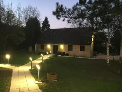 Jardin de l'établissement Logis Hotel Le Val Sarah