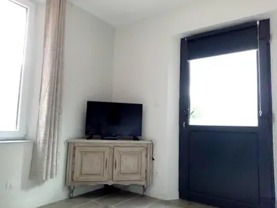 Télévision ou salle de divertissement dans l'établissement Maison confortable à Saint-Vaast-d'Équiqueville avec garage.