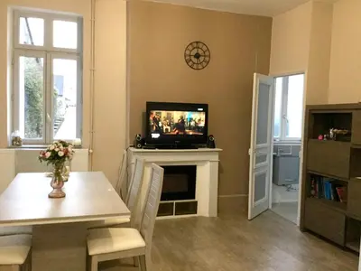 Télévision ou salle de divertissement dans l'établissement Maison accueillante à Arques-la-Bataille avec cheminée