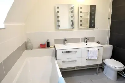 Salle de bains dans l'établissement Maison accueillante à Arques-la-Bataille avec cheminée