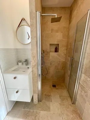 Salle de bains dans l'établissement L'histoire d'une hirondelle
