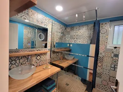 Salle de bains dans l'établissement Les Terrasses de Puys