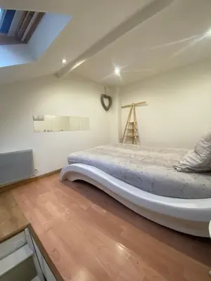 Un ou plusieurs lits dans un hébergement de l'établissement Grand studio Ermont