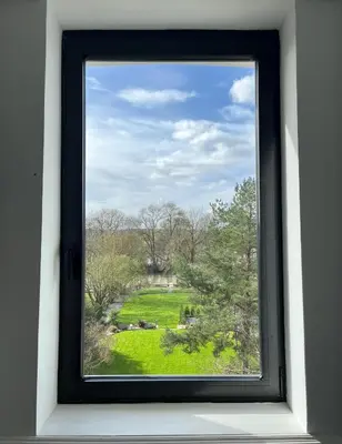 Jardin de l'établissement Studios Le Medicis vue Seine