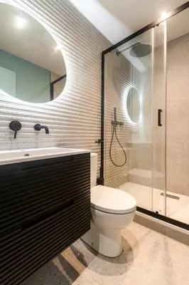 Salle de bains dans l'établissement Studios Le Medicis vue Seine
