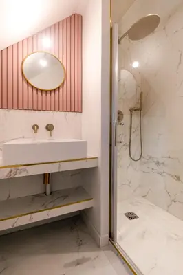 Salle de bains dans l'établissement Studios Le Medicis vue Seine