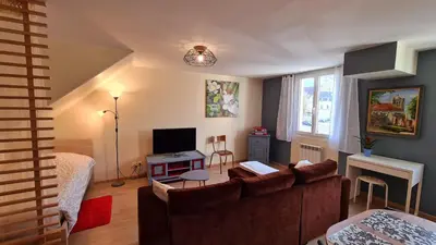 Télévision ou salle de divertissement dans l'établissement Le Studio Bis - Appartement meublé tout confort Centre Ville