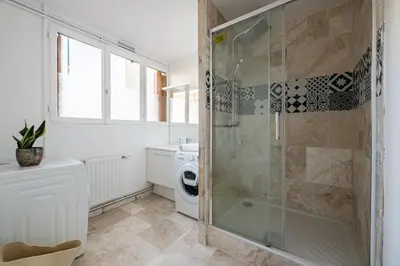 Salle de bains dans l'établissement L'Impressionniste