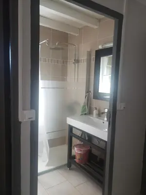 Salle de bains dans l'établissement Les 2 chaumières avec piscine