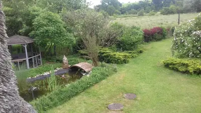 Jardin de l'établissement Les 2 chaumières avec piscine