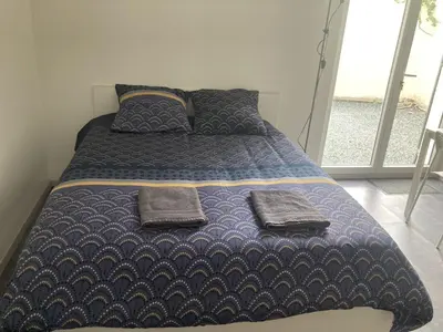 Un ou plusieurs lits dans un hébergement de l'établissement Studio le cosy centre de gaillon(wifi)