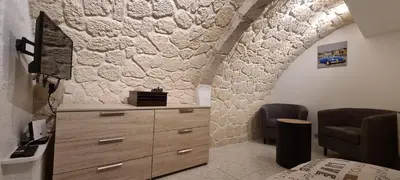 Télévision ou salle de divertissement dans l'établissement Le Saint Jean Ma Ge