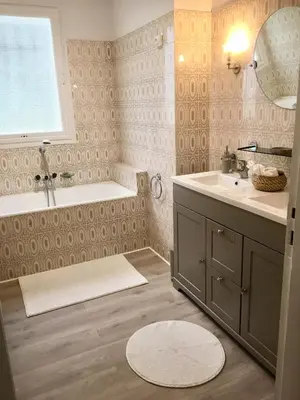 Salle de bains dans l'établissement Gite de la Baigneuse avec jacuzzi 6 pers